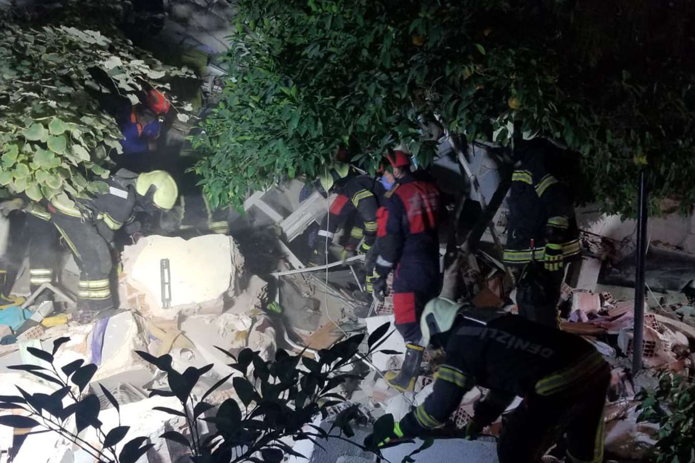 İzmir'deki depremde can kaybı 20'ye yaralı sayısı ise 786'ya yükseldi